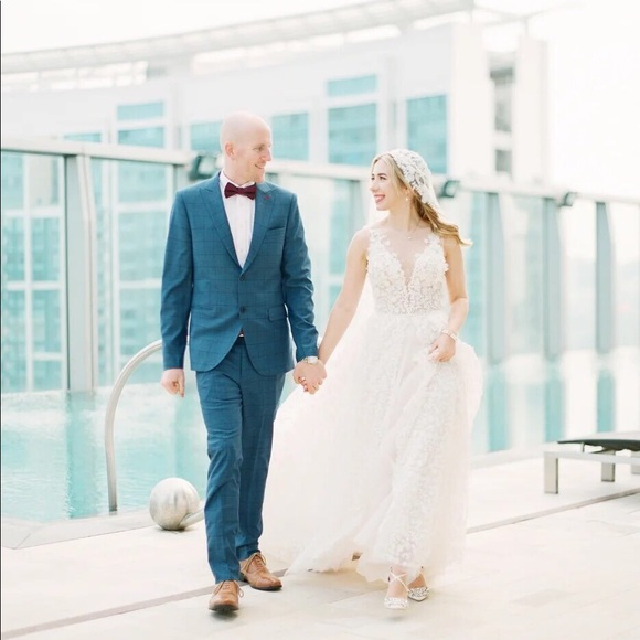 Daria Karlozi Wedding Dress and Veil - Picture 5 of 8